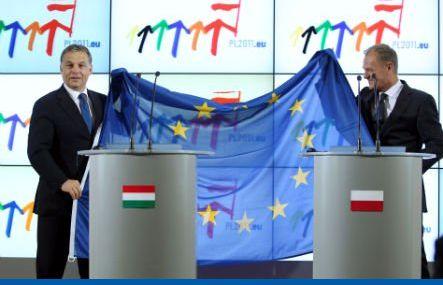 Orbán Viktor átadta az EU elnöki tisztségét Donald Tusknak