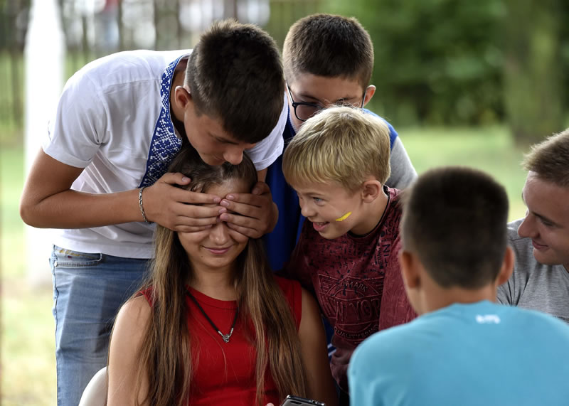Ukrán gyerekek a velencei tónál