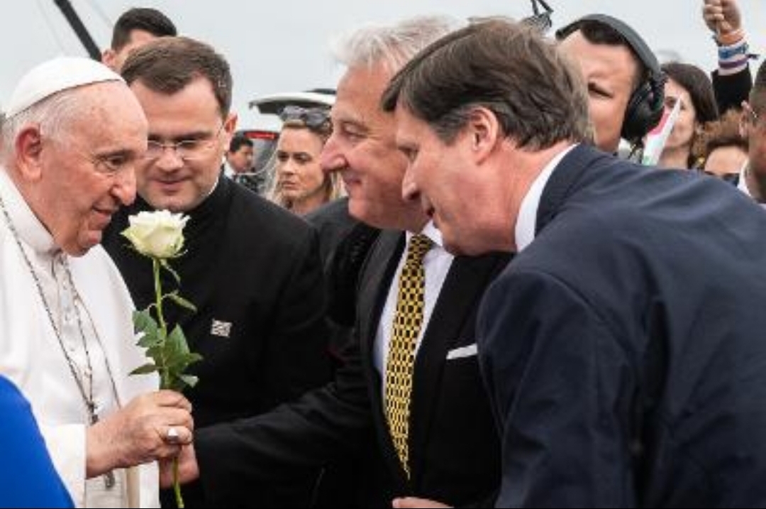 Semjén Zsolt rózsát ad át Ferenc pápának