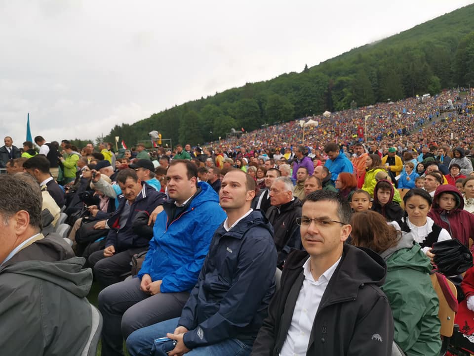 Nacsa Lőrinc és Hollik István kereszténydemokrata politikusok a csíksomlyói hegynyeregben