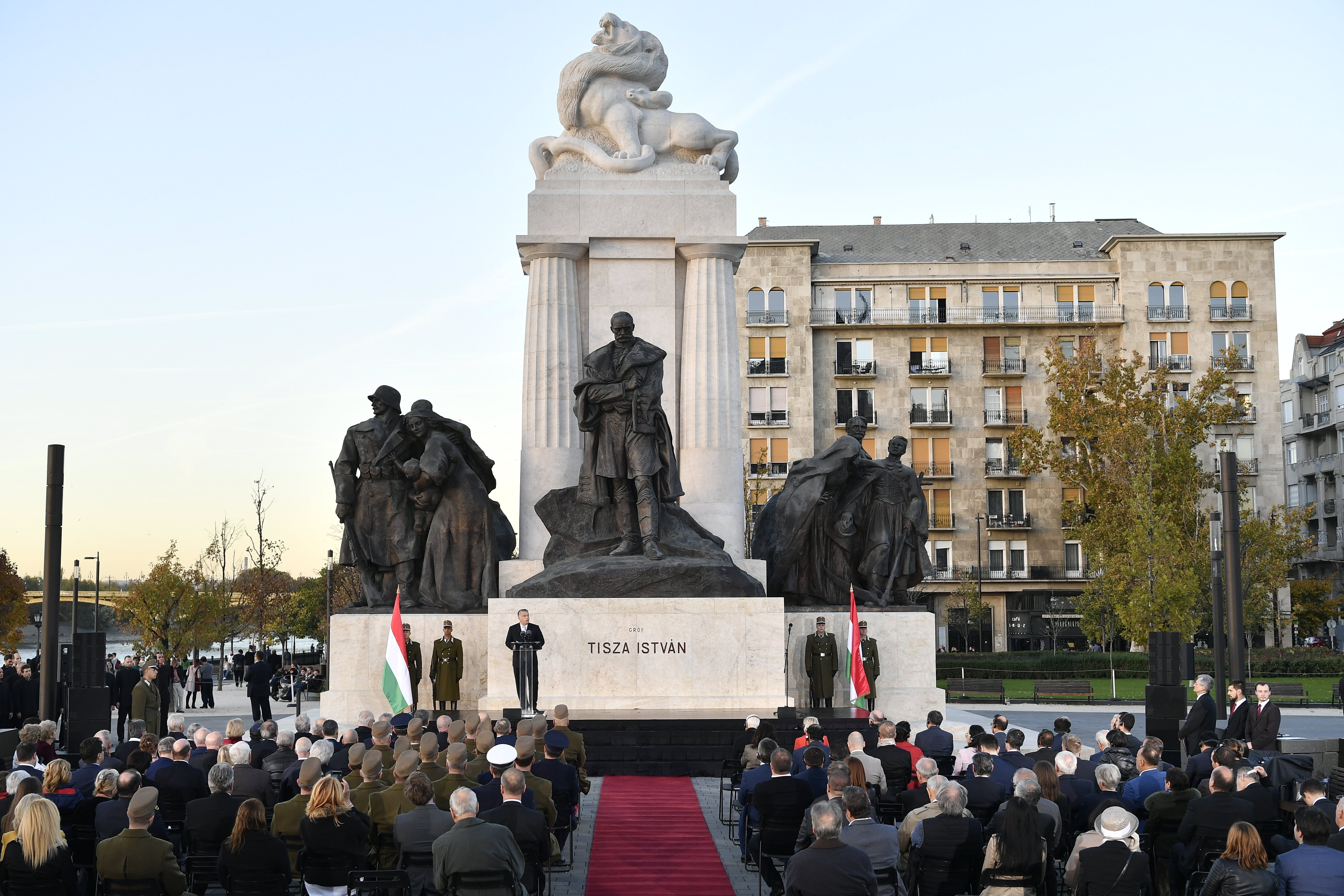 Orbán Viktor Tisza István emlékművénél